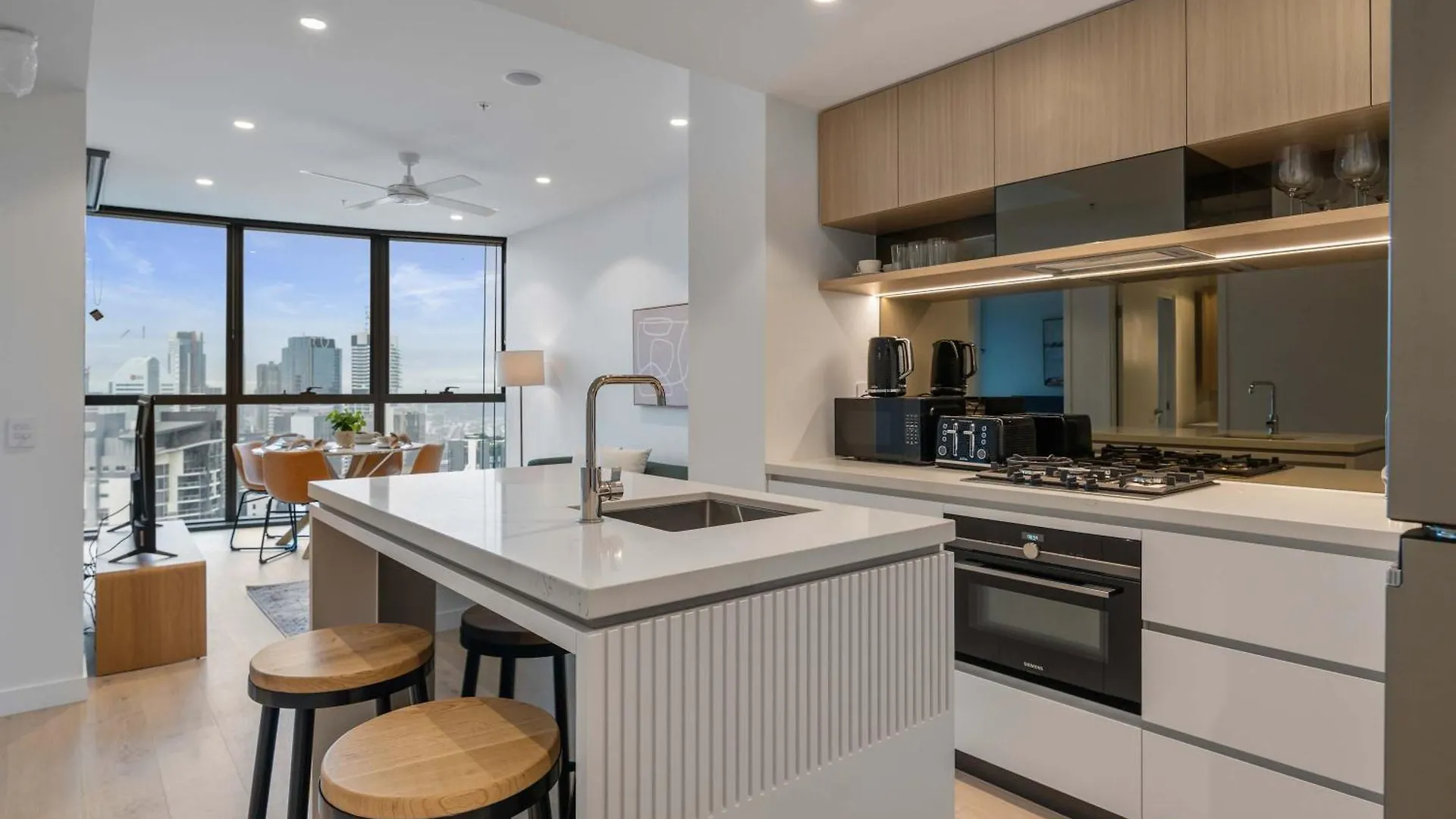 Luxe City Escape At Qwr Pool Casino River Views Brisbane